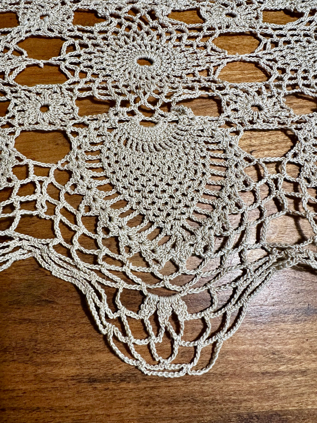 Vintage handmade crocheted ecru lace table runner with a pineapple pattern.